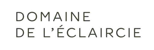 Texte en noir "Domaine de l'Éclaircie" sur fond blanc